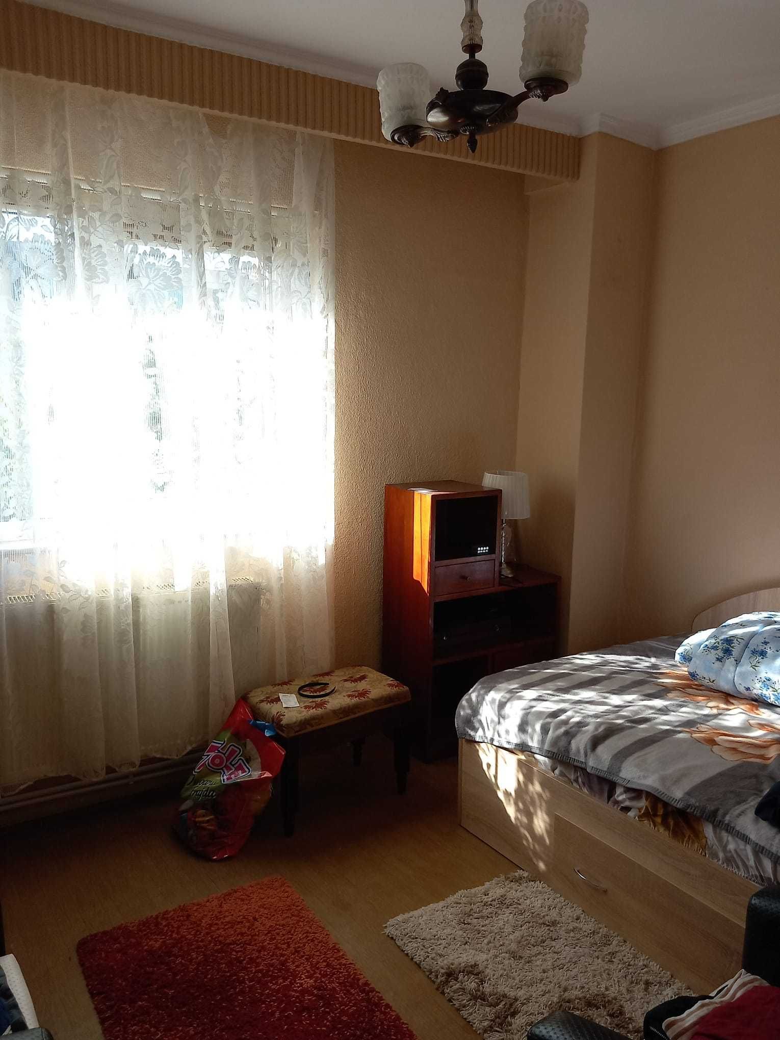 Vând/schimb apartament 4 camere Mioveni zona centrală.etaj 2.liber