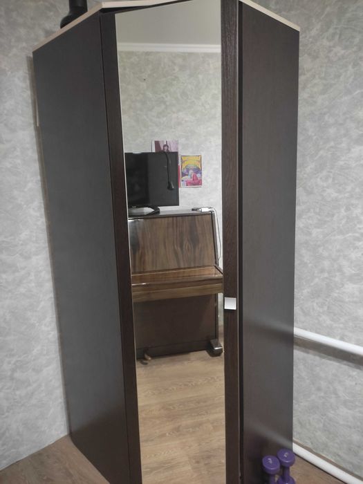 Шкаф угловой с зеркалом