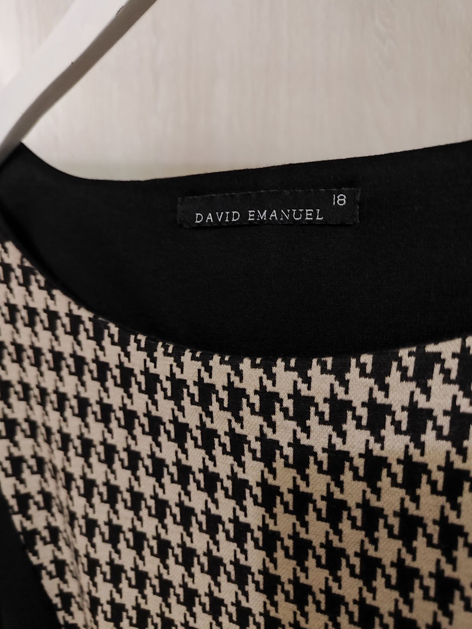 Элегантное платье David Emanuel