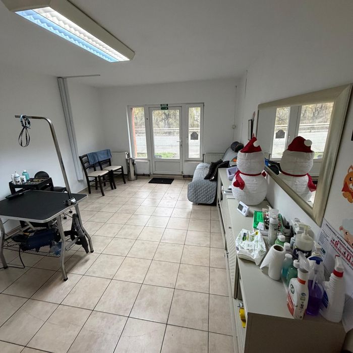 Vând apartament compus din 2 spații comerciale.