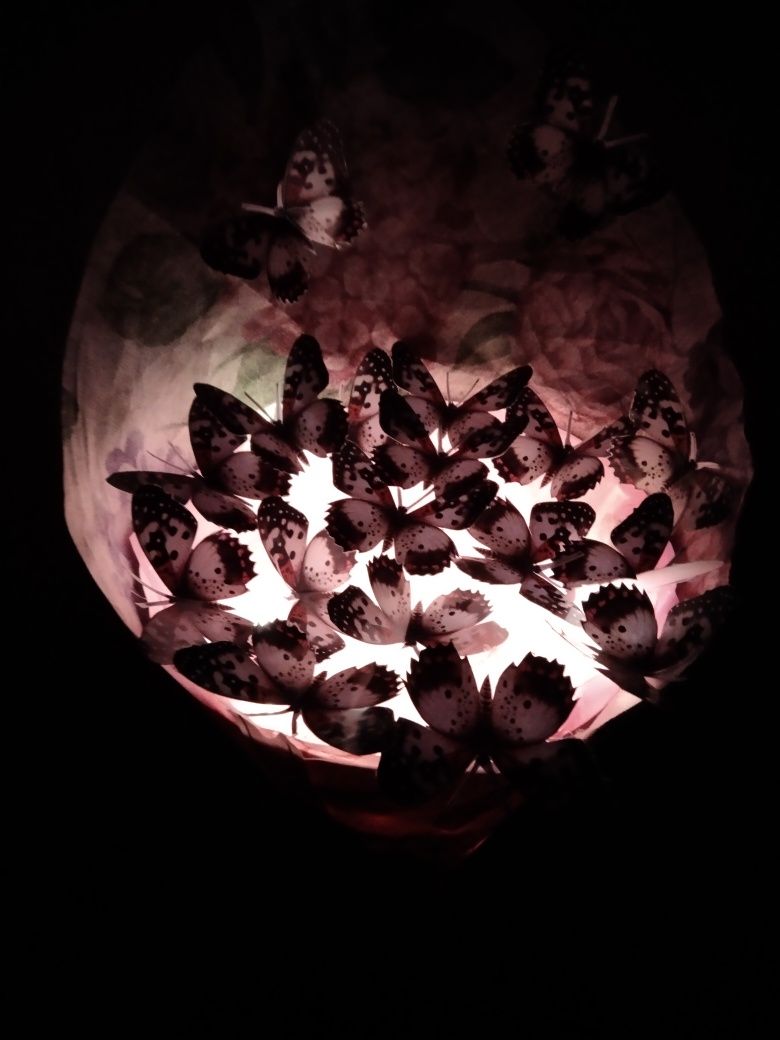 Букет из бабочек, светящийся в темноте