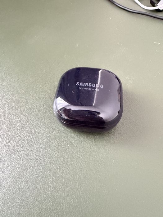 Продам наушники buds