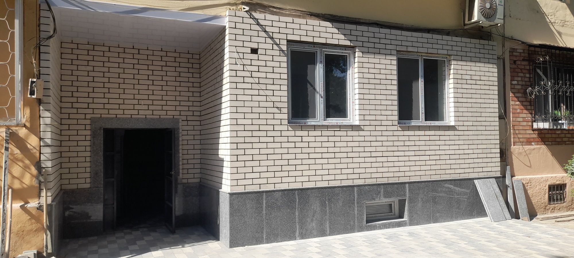 Кладка кирпичом балконов установка новые рамы решотки козерки