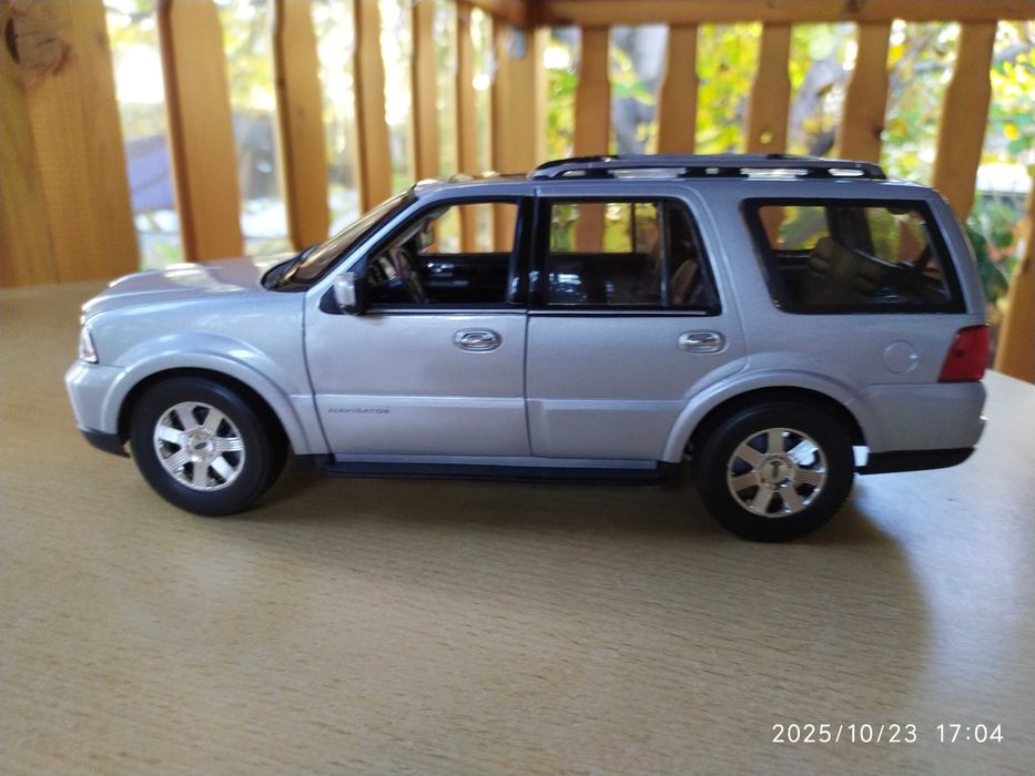 1:18 Метален модел на Lincoln Navigator 2005 Welly