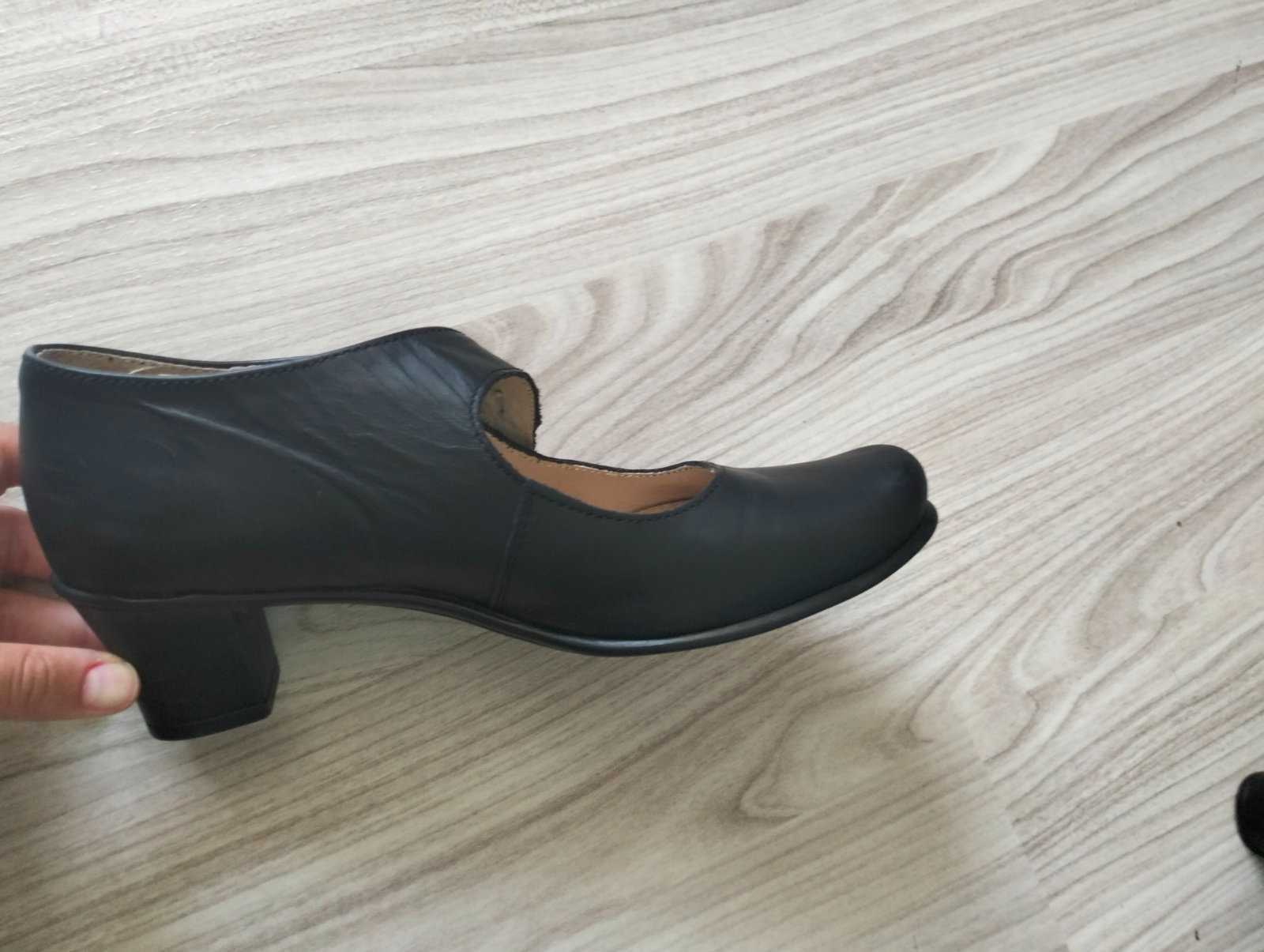 Скарпини за народни танци
