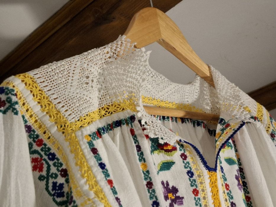 Ie și poale costum popular