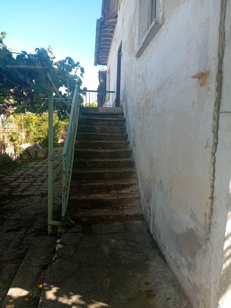 Стара къща на 2 етажа