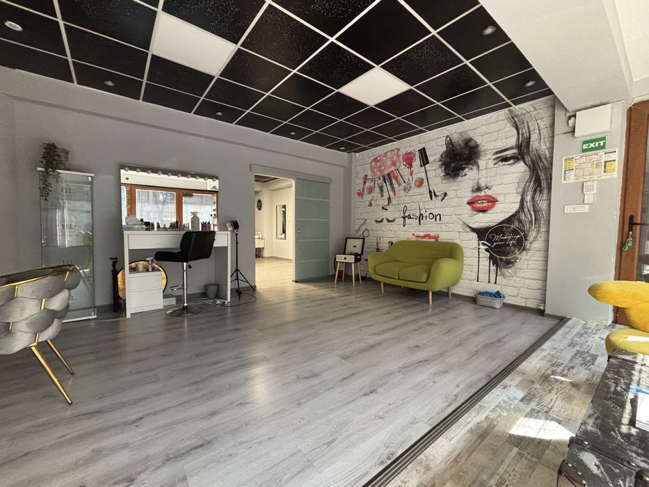 Inchiriez punct de lucru  in salon central si modern!