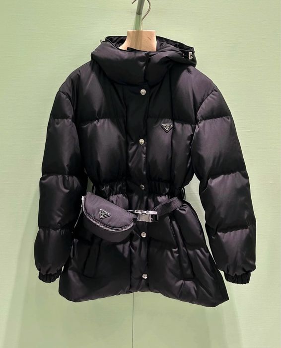 Prada — женский пуховик с поясом