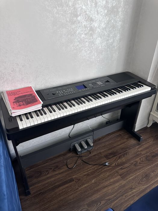 Цифровое пианино Yamaha с педалями