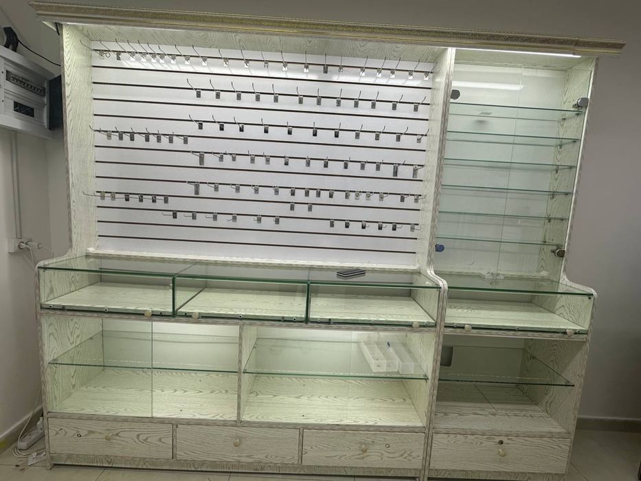 Торговая витрина для магазина срочно — стильная, с LED-светом