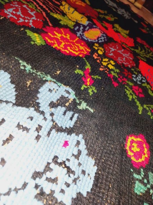 Covor vechi, cu un mic defect.