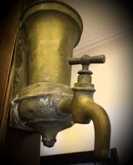 Vas si sticla aghiasma,sfesnic de podea