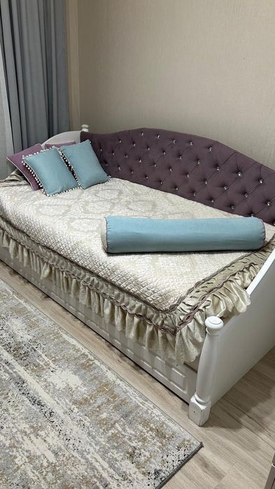 Детская кровать выдвижной двухспальный  вместе матрасом