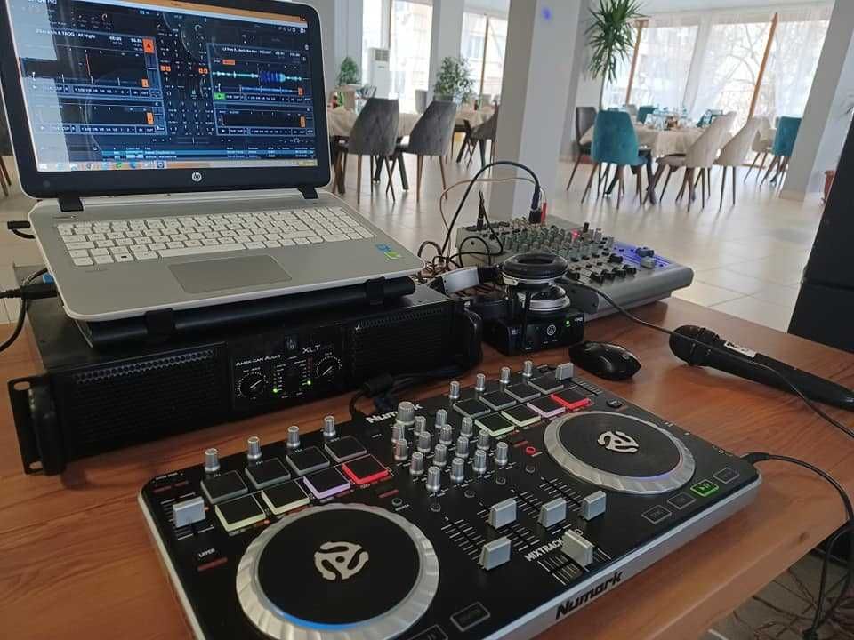 Продавам DJ контролер Numark Mixtrack Quad, в добро състояние