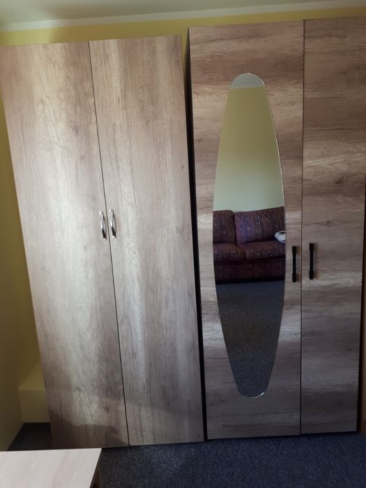 vand 3 dulapuri si 1 bibiloteca aproape noi