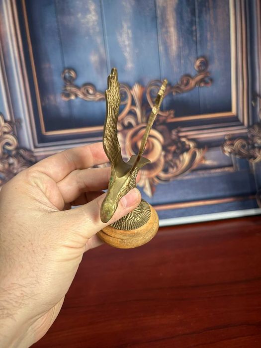 DN343 Statueta de bronz mica pe suport lemn 132g 13x7cm Vultur