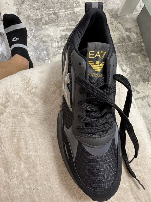 Adidasi Armani nepurtati