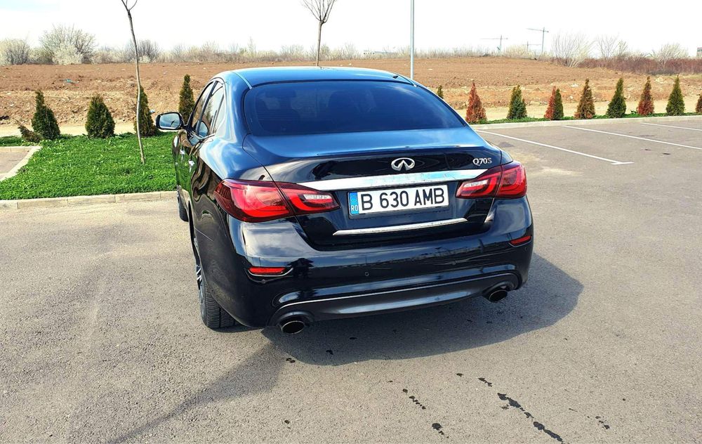 Infiniti Q70S.