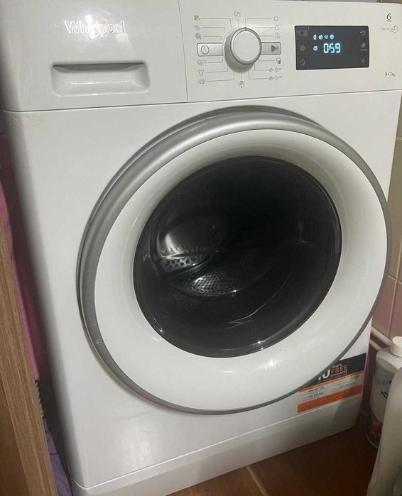 Masina de spalat rufe cu uscator Whirlpool.