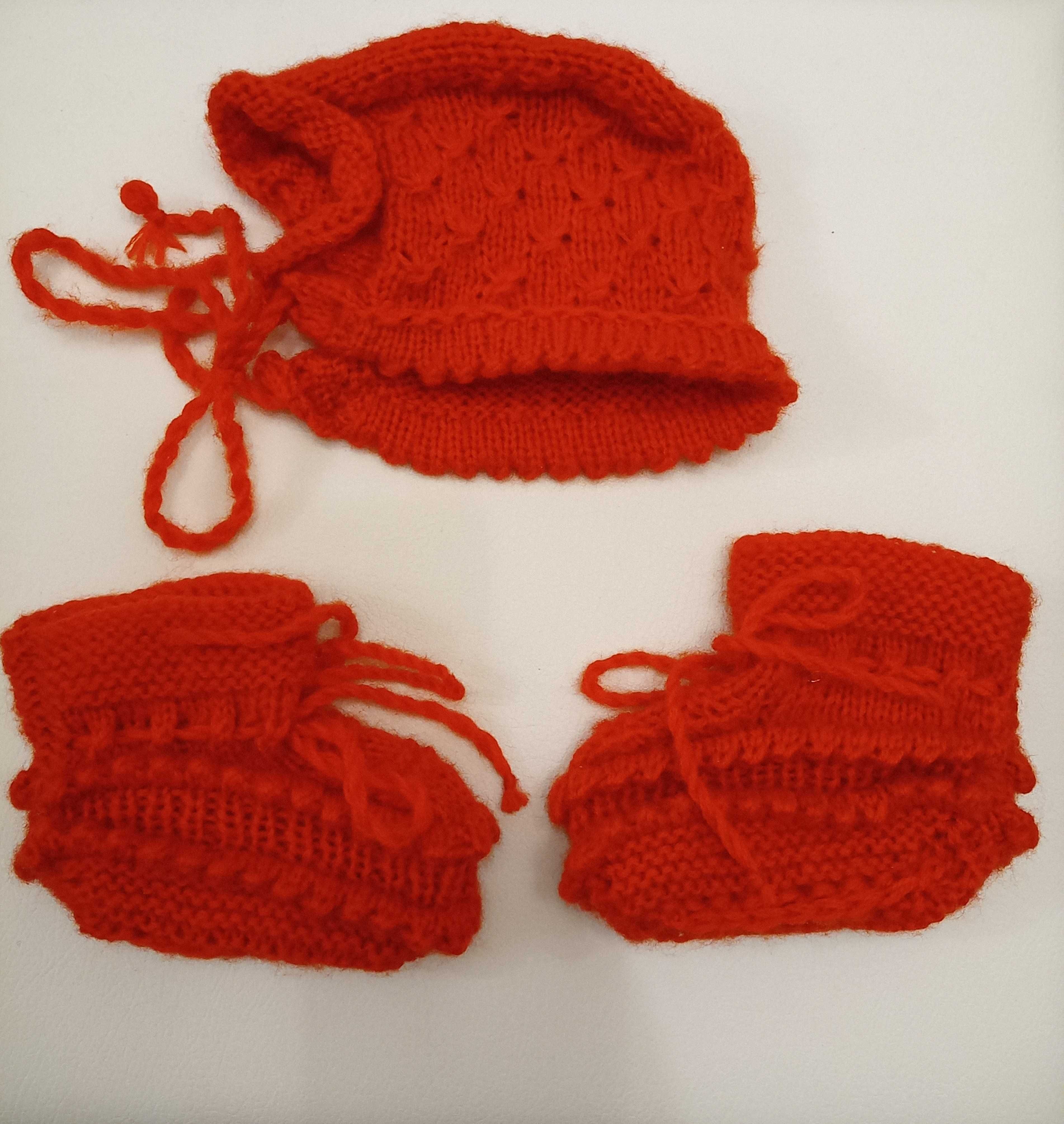 Бебешки терлици и шапка - ръчно плетиво