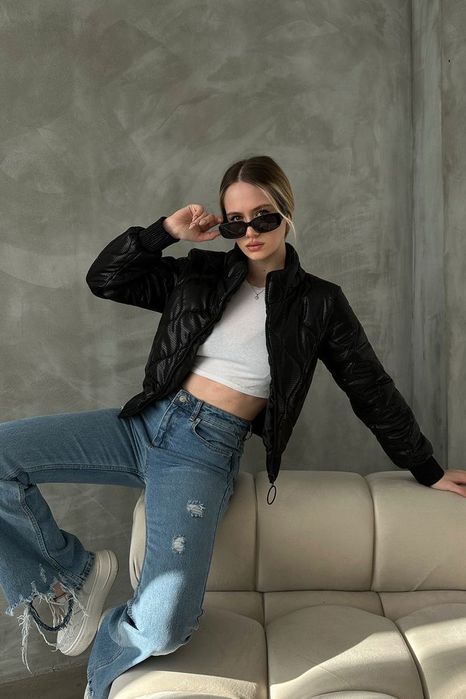 Лъскаво късо яке в черен цвят