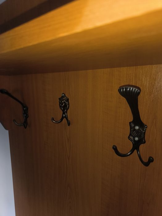 Cuier corp mobilier hol cu usi jos