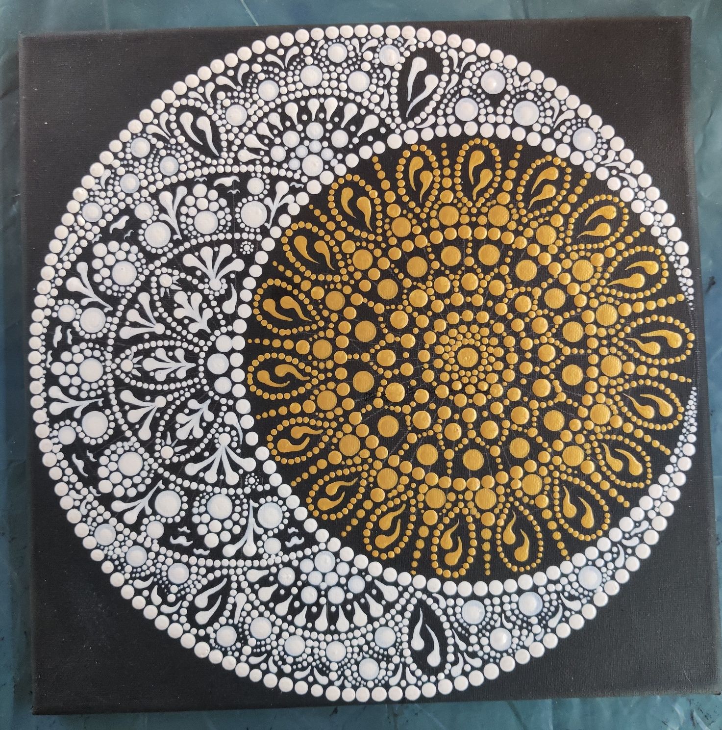 Mandala in puncte 3D pictata manual (acrilice, panza pe sasiu)