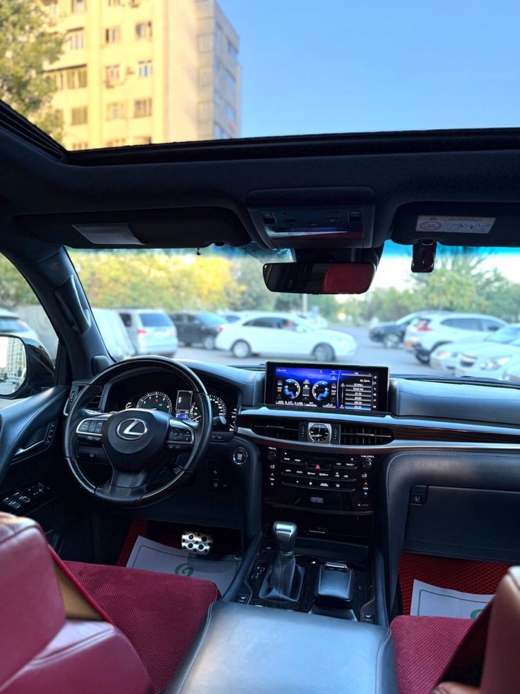 Lexus LX 570.