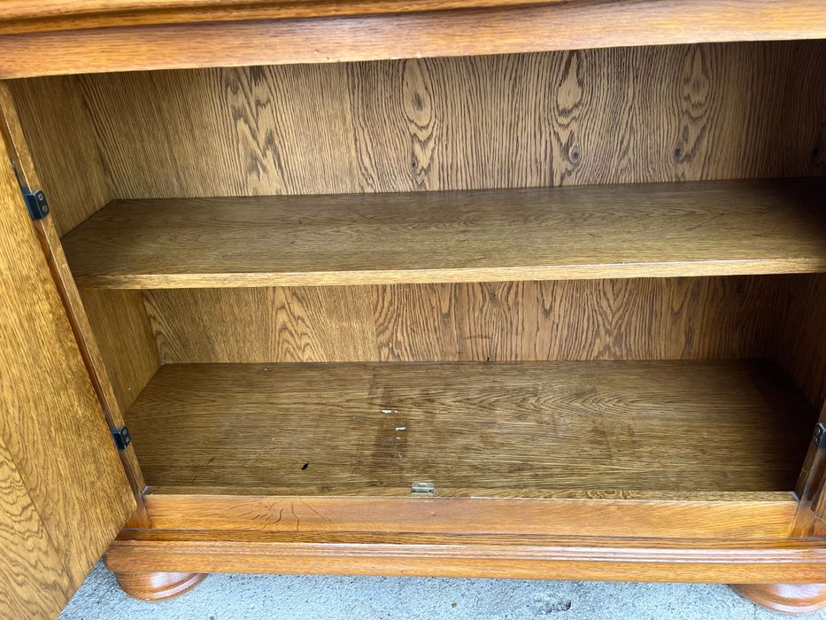 Дървен шкаф за хол