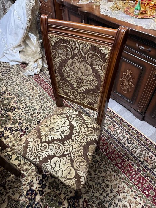 Срочно продам стол и 12 стульев .