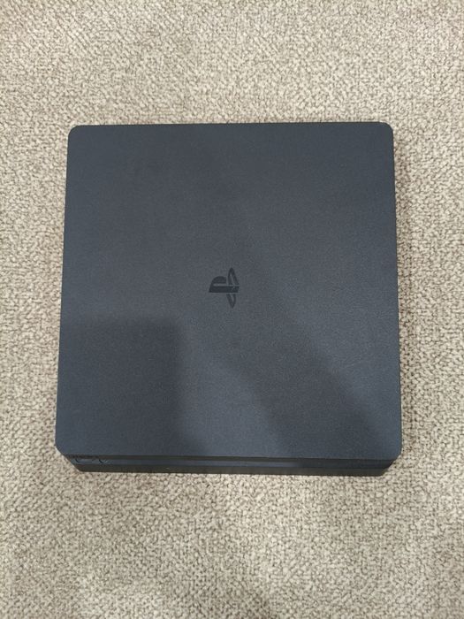 Продам пс4 Слим в хорошем состоянии