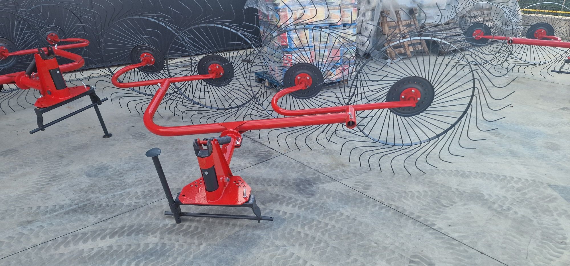 Grebla rotativa 4 sori 4 rotoare  1.4 m diametru per sor pe butuci cu