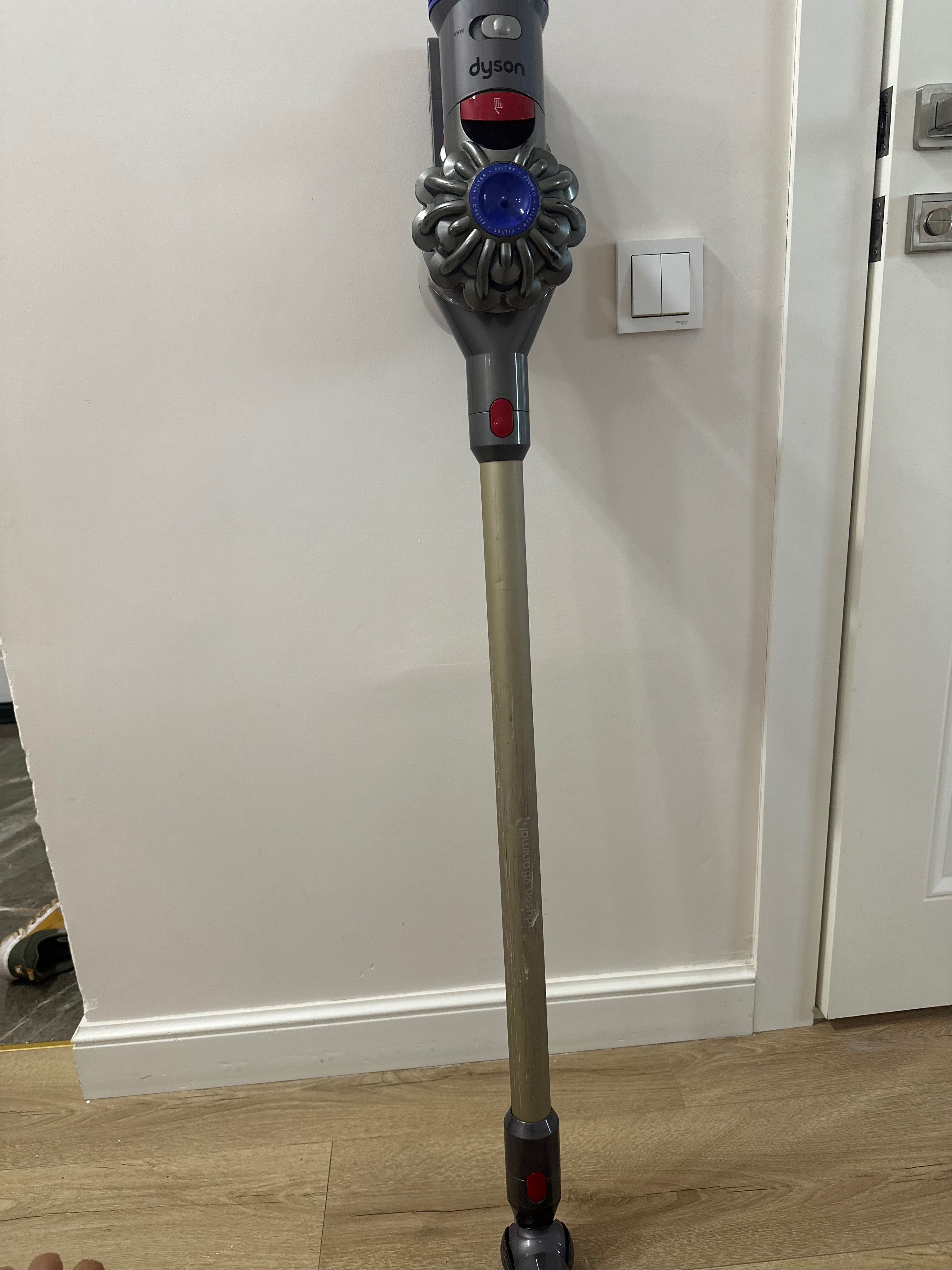 Продам  пылесос Dyson V8