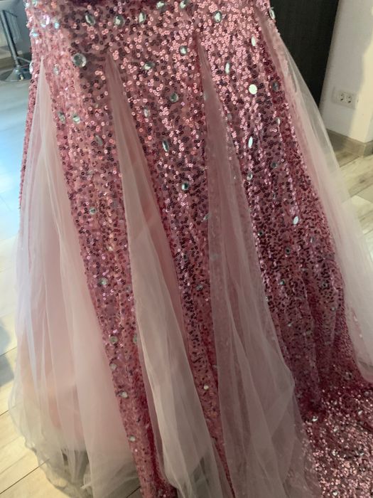 Rochie elegantă cu paiete și pietre