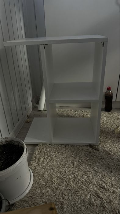 Маленький столик для приема пищи