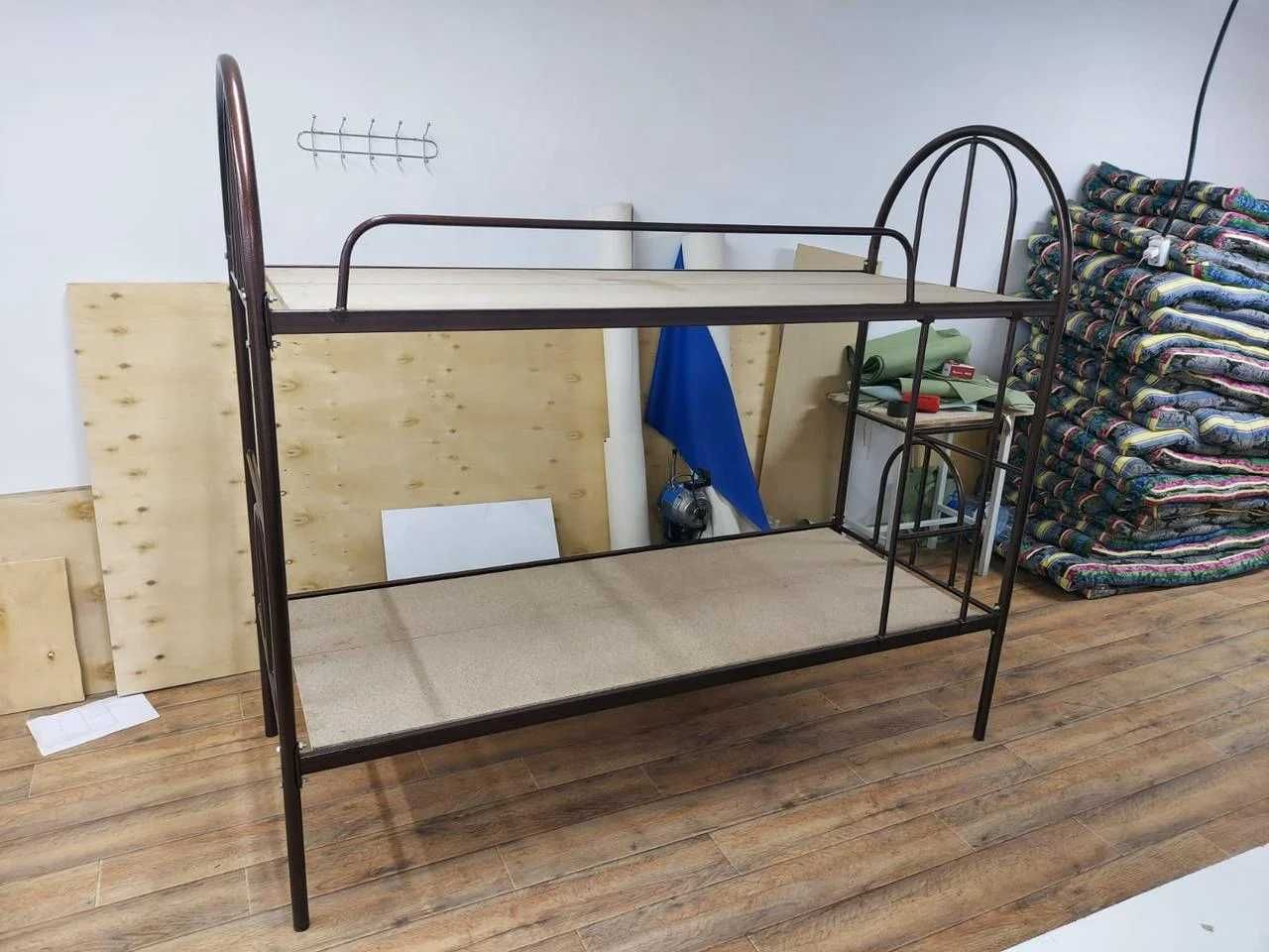 Железная двухъярусная кровать