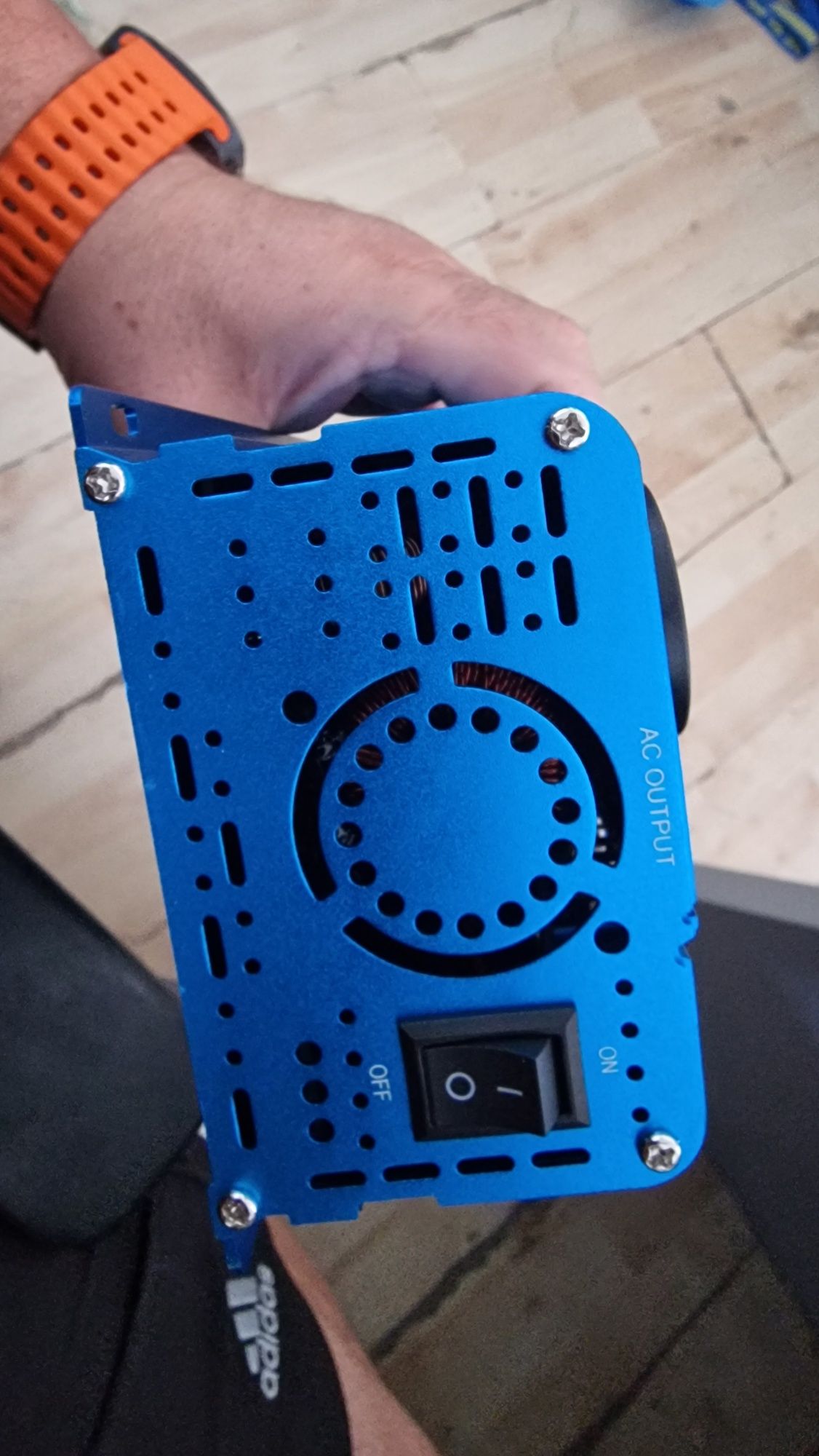 Продавам inverter 12v to 220v 3000w Pure sine wave