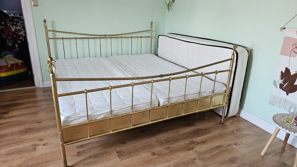 Pat matrimonial din fier forjat culoare auriu cu 2 noptiere