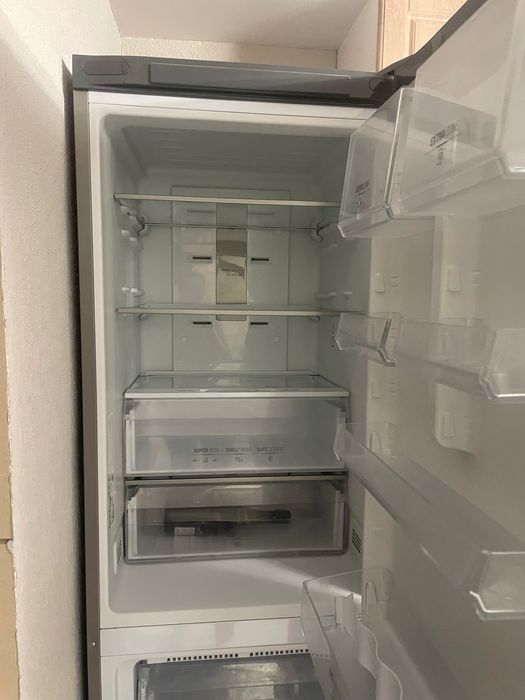 Vand combina frigirifica in 2 usi