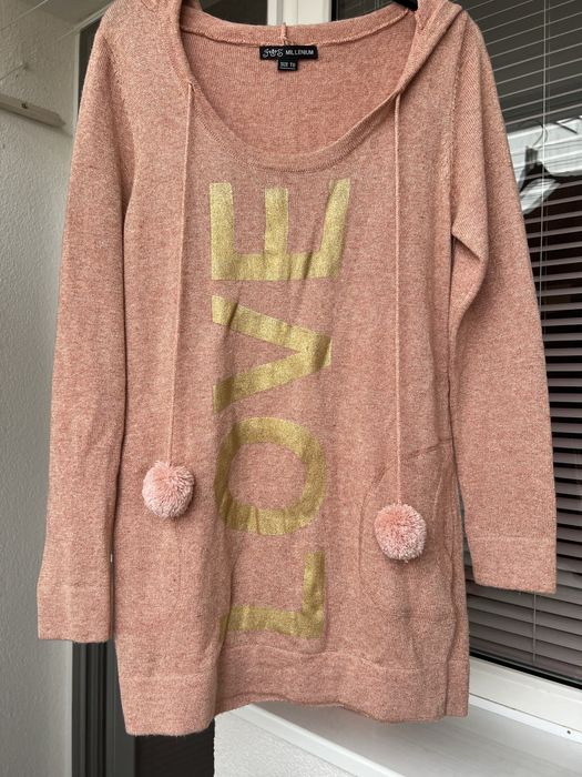 Пуловер с качулка и помпони - надпис LOVE