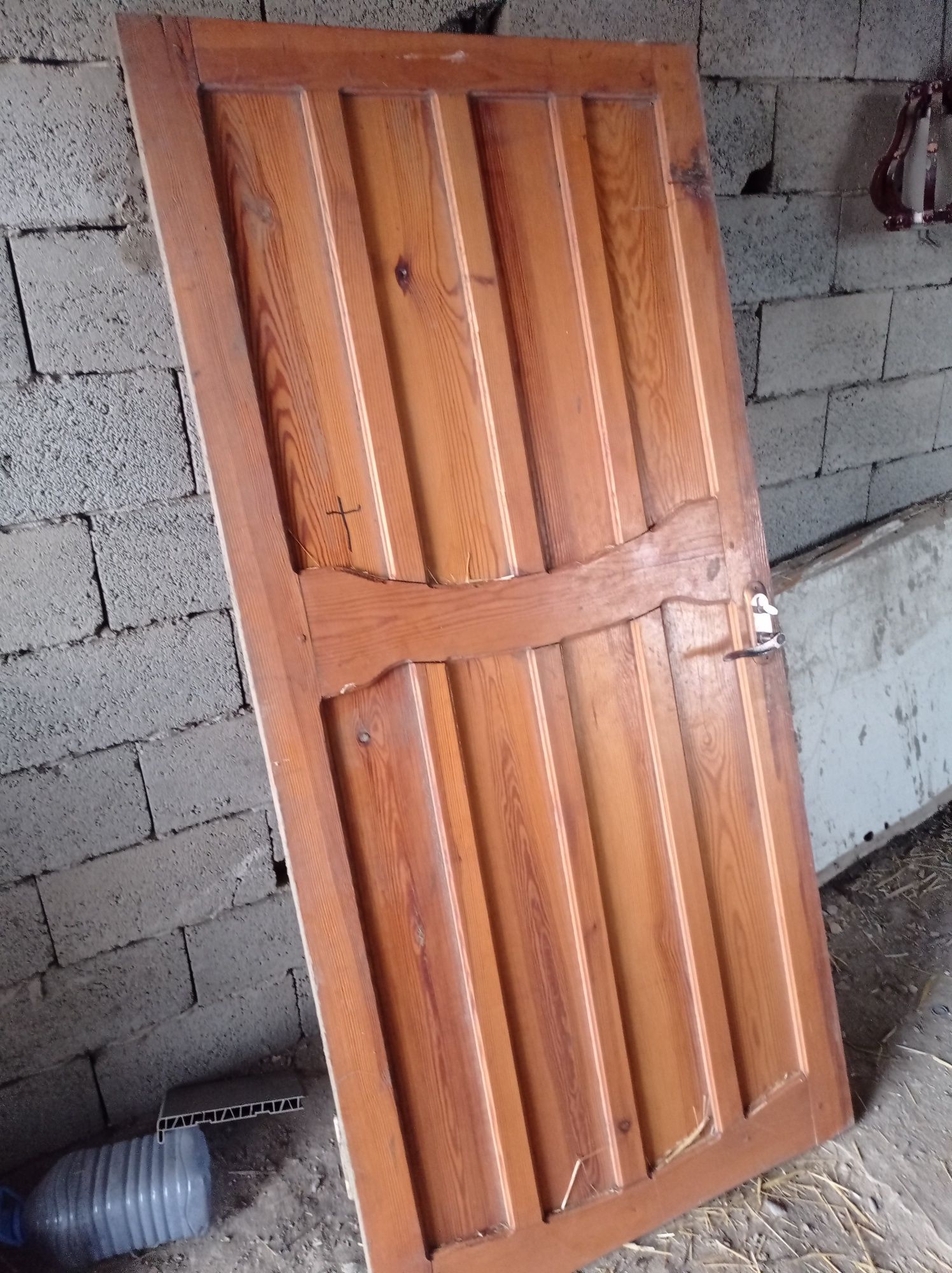 Дверь деревянный
