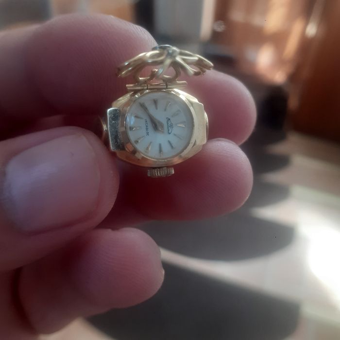 Vand inel de aur 18 k cu ceas si diamant inclus