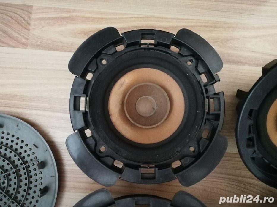 Vând casetofon MP3, LG, fata detasabila, boxe perechi fata/spate Logan
