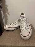 Converse albi.