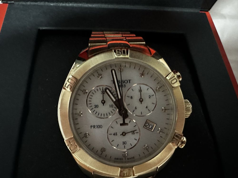 Часовник Tissot s 12 диаманта и уникален цвят
