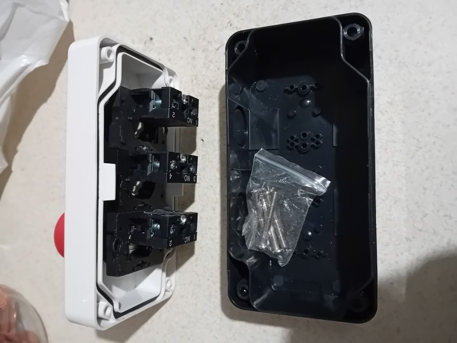 Кутия с три бутона (старт, стоп и авариен)