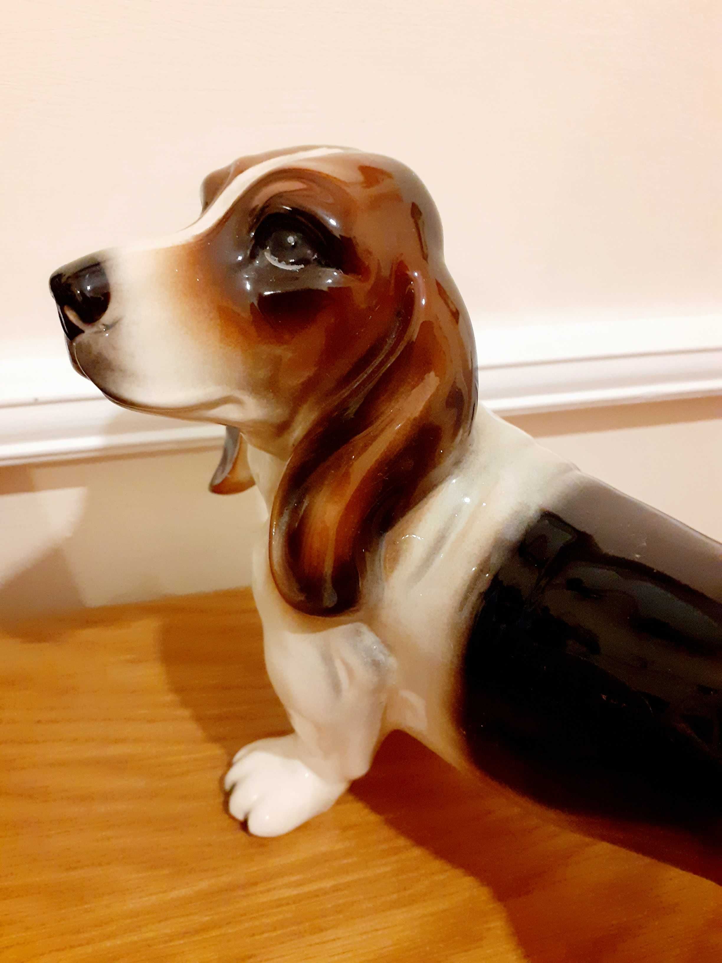 Порцеланова фигура "Куче порода Басет"