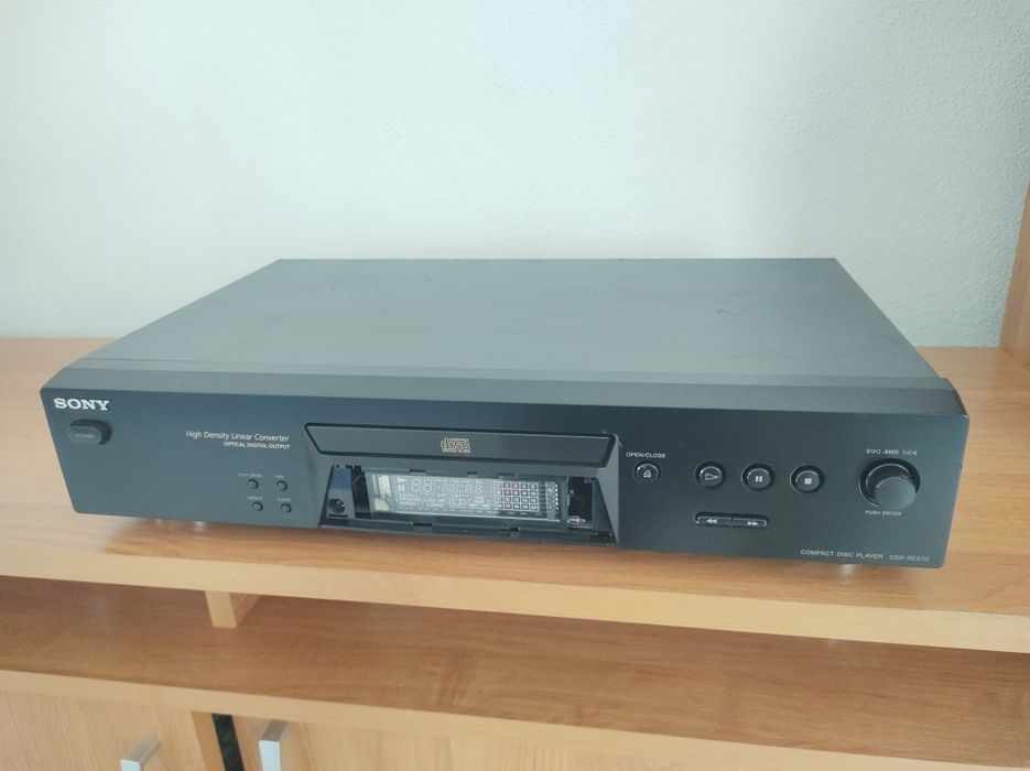 CD player Sony CDP-XE270. Pickup Sanyo