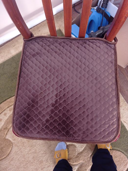 Орындықтың үстіне